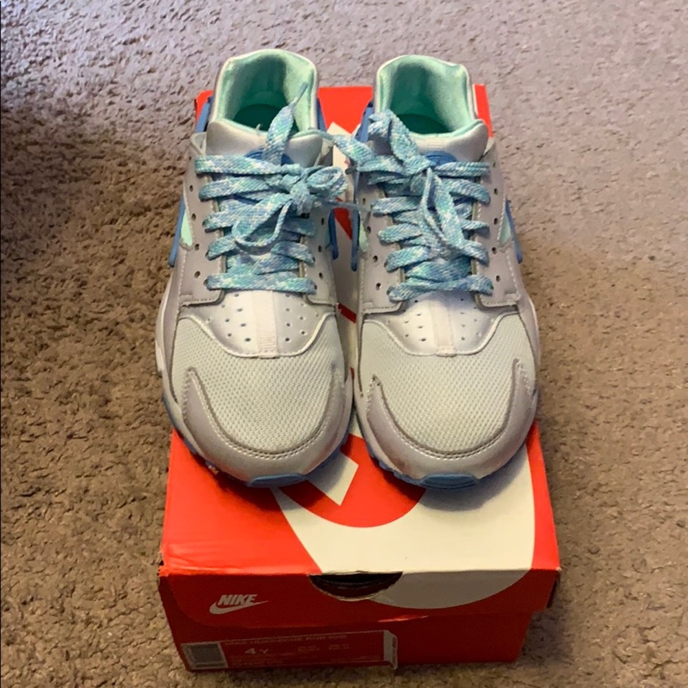 Nike Air Huaraches Size 4Y White Baby Blue Aqua